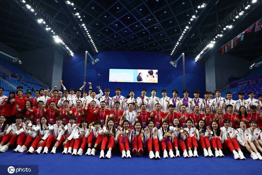 饰演P.T.巴纳姆的休;杰克曼为百老汇演员出身，对歌舞片自是手到擒来，曾在《悲惨世界》中展现了深厚的唱功和迷人声线，时隔5年，观众将再次在影院听;狼叔开唱